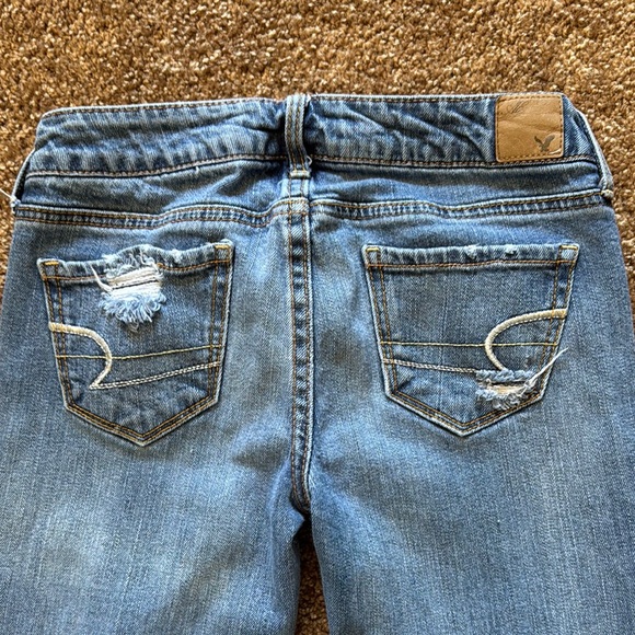 American Eagle Low Rise Distressed Blue Jeans. Size 2. - Picture 6 of 6